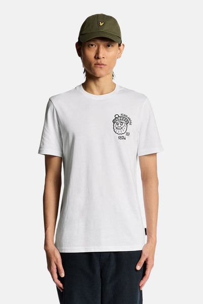 T-shirt à manches courtes blanc de LYLE & SCOTT, avec un imprimé d'un homme à bonnet.