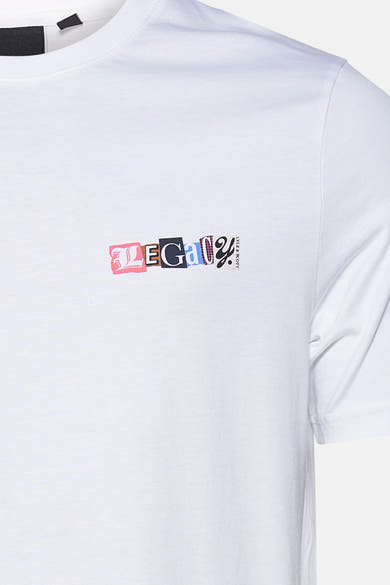 T-shirt blanc à manches courtes de Lyle & Scott, orné d'un motif "Legacy" en lettres découpées.