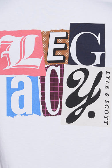 T-shirt à manches courtes blanc de Lyle & Scott avec motif imprimé patchwork de lettres.