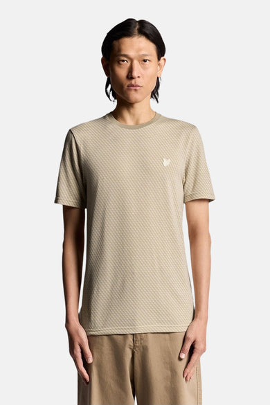 T-shirt à manches courtes beige de LYLE & SCOTT, à motif tissé subtil et logo discret sur la poitrine.