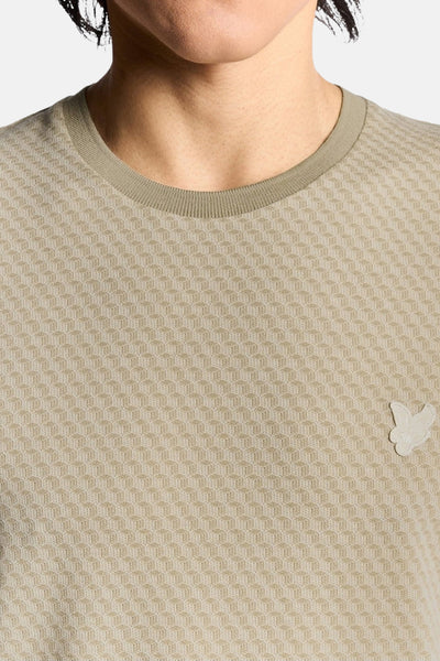 T-shirt beige à manches courtes de LYLE & SCOTT avec motif texturé et logo discret sur le côté.