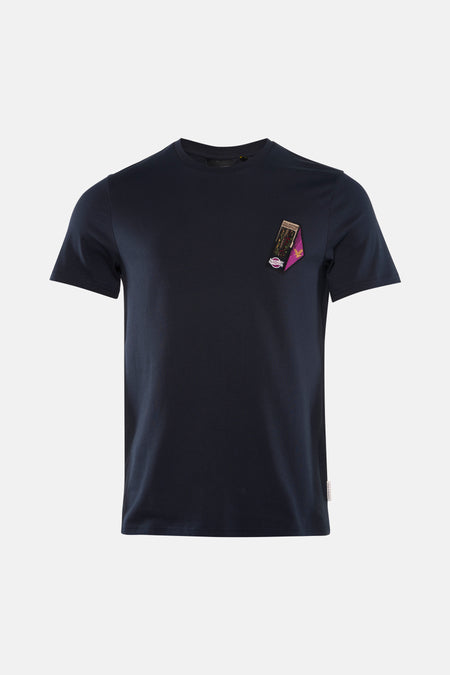 Blauw T-shirt met korte mouwen van LYLE & SCOTT, met een decoratief embleem op de voorkant, gedragen met een verbleekte spijkerbroek en sneakers.