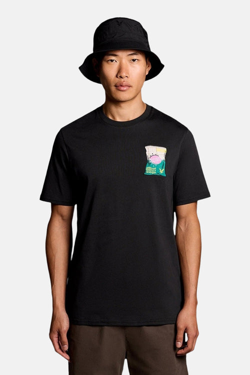T-shirt noir à manches courtes de LYLE & SCOTT, avec un patch décoratif sur la poitrine.