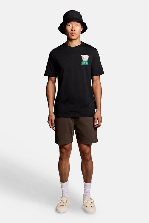 T-shirt noir à manches courtes de Lyle & Scott, porté avec un chapeau et des shorts marron.