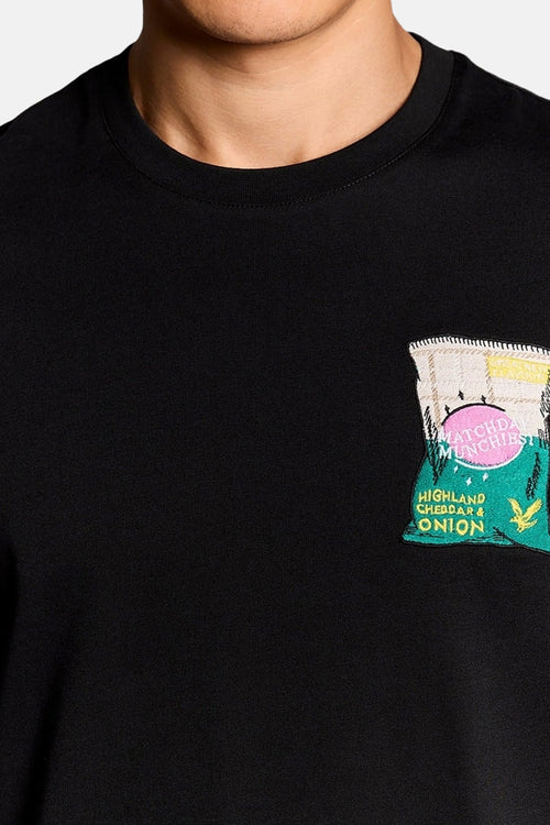T-shirt à manches courtes noir de LYLE & SCOTT, avec un motif brodé d'un sachet de chips.