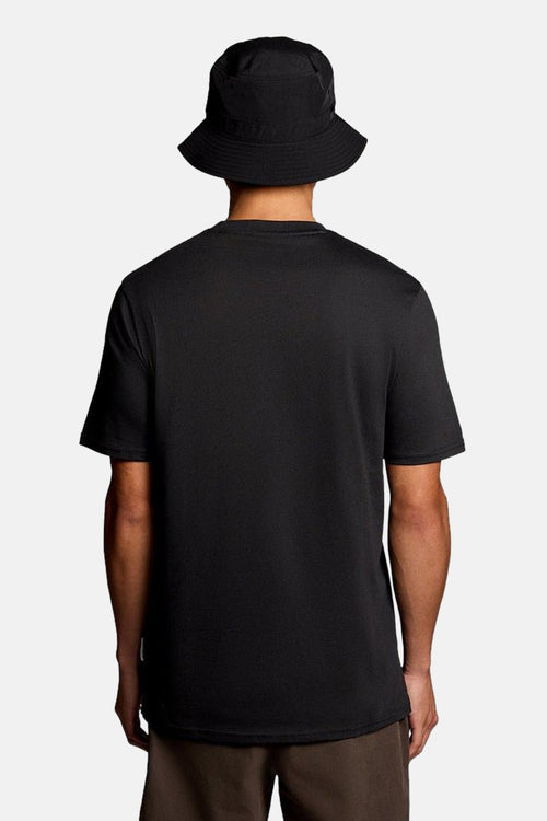 T-shirt à manches courtes noir de LYLE & SCOTT, porté avec un chapeau bob noir uni.