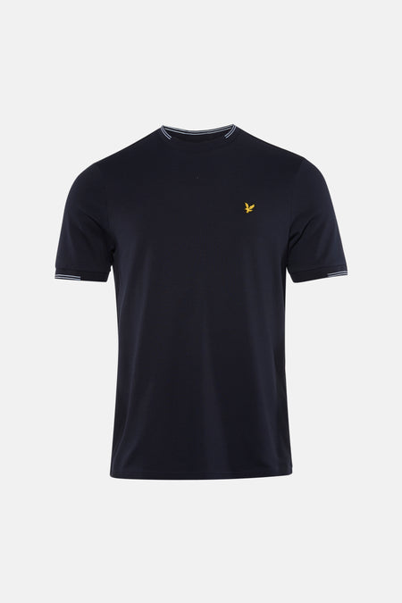 Blauw T-shirt met korte mouwen van LYLE & SCOTT met geel logo, gedragen met een zwarte broek en sneakers.