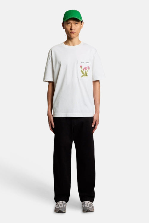 T-shirt à manches courtes blanc de LYLE & SCOTT, avec poche florale, porté par un homme.