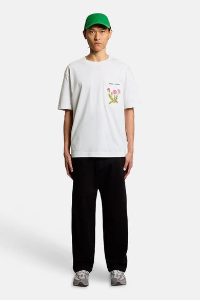 T-shirt à manches courtes blanc de LYLE & SCOTT, avec poche florale, porté par un homme.
