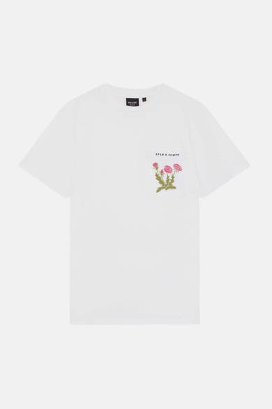 T-shirt blanc à manches courtes de LYLE & SCOTT avec logo et poche brodée de fleurs roses et vertes.
