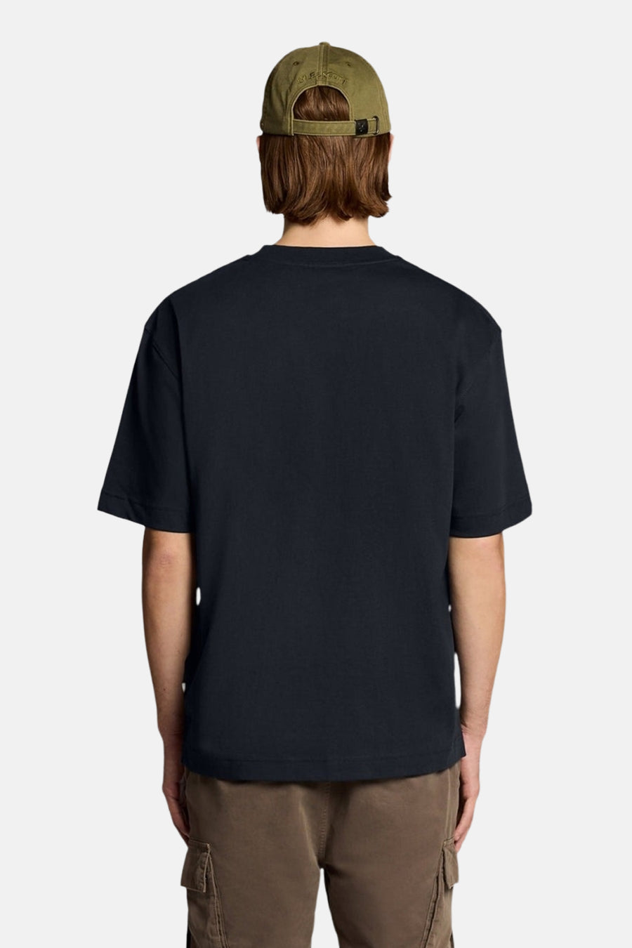 T-shirt bleu marine à manches courtes de LYLE & SCOTT, vu de dos, porté avec une casquette verte et un short cargo marron.