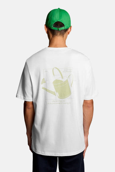 Wit T-shirt van LYLE & SCOTT, rug met een grafische print van een gieterijschema.