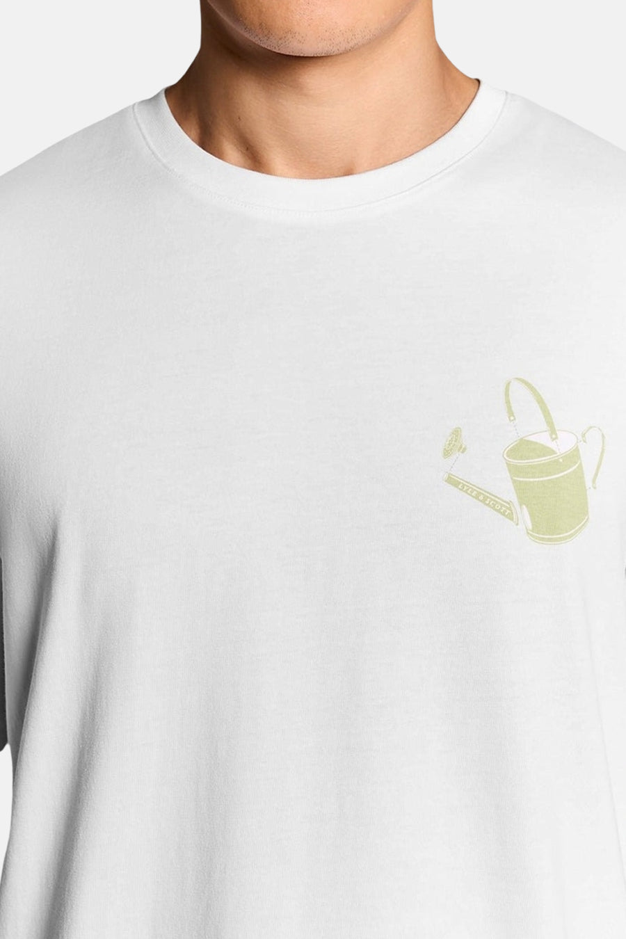 Wit T-shirt van LYLE & SCOTT met een lichtgroen gieterpatroon op de borst.