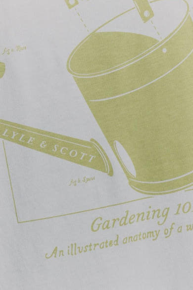 Wit T-shirt van LYLE & SCOTT met groene tuinierillustratie.