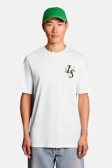 Wit T-shirt van LYLE & SCOTT met geborduurde initialen "Ls" met bloemen op de borst.