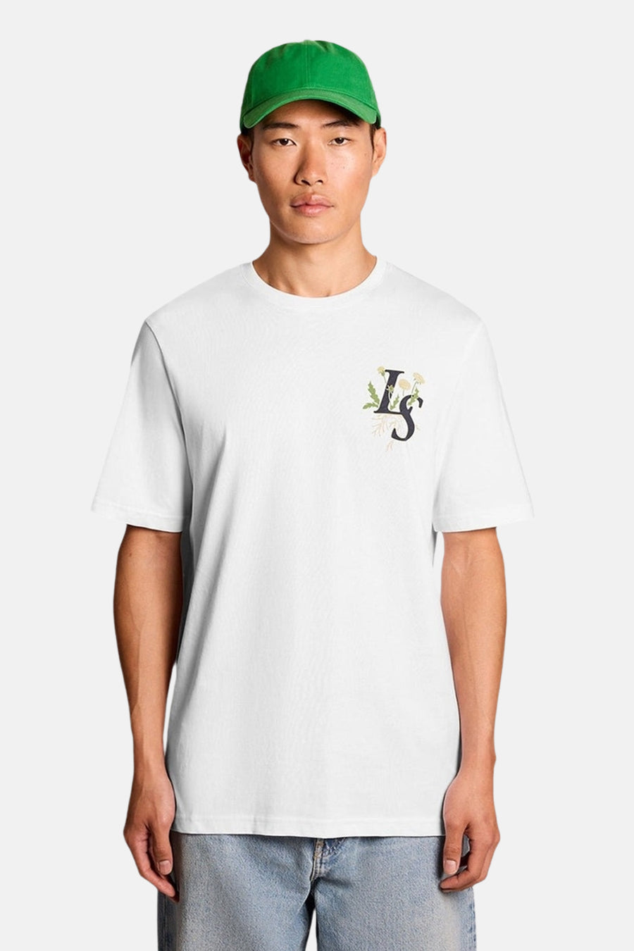 Wit T-shirt van LYLE & SCOTT met geborduurde initialen "Ls" met bloemen op de borst.