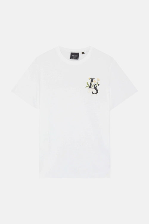 T-shirt blanc de LYLE & SCOTT avec imprimé "LS" floral sur la poitrine et étiquette de marque au col.