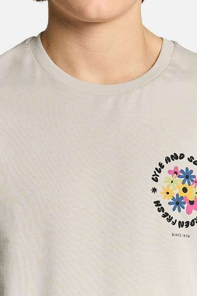Ecru T-shirt van LYLE & SCOTT, met een cirkelvormig patroon van veelkleurige bloemen en tekst inclusief "SINCE 1874" op de rechterborst.