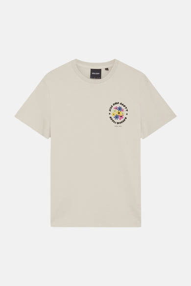 Ecru T-shirt met korte mouwen van LYLE & SCOTT met kleurrijk bloemenpatroon en "Fresh Garden" opschrift op de borst.