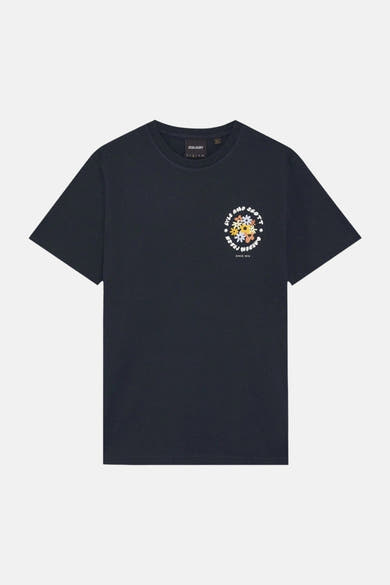 T-shirt bleu de LYLE & SCOTT avec un motif floral circulaire coloré et le texte "Fresh Garden" sur la poitrine.