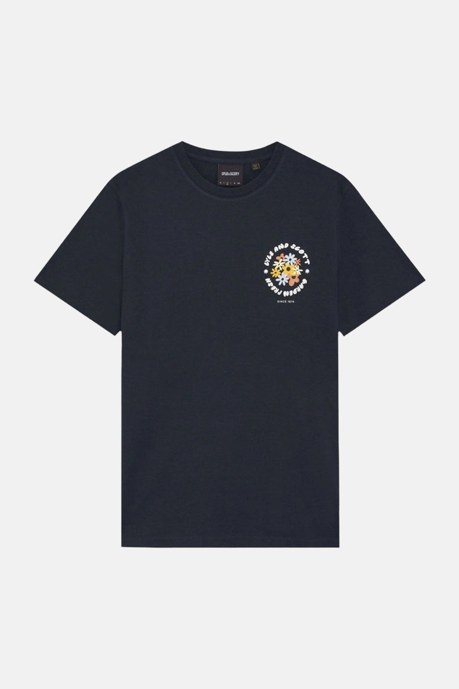 T-shirt bleu de LYLE & SCOTT avec un motif floral circulaire coloré et le texte "Fresh Garden" sur la poitrine.