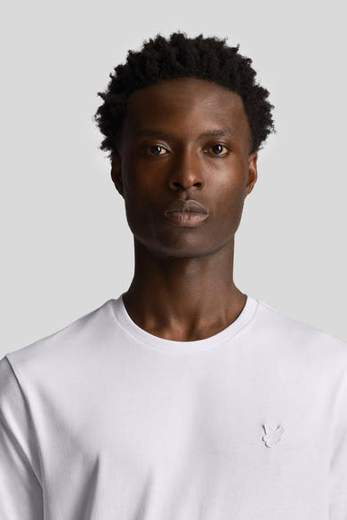 T-shirt à manches courtes blanc de LYLE & SCOTT, avec un logo discret sur la poitrine.