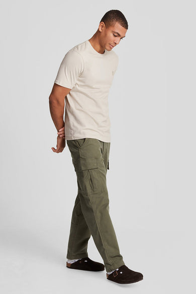 T-shirt beige à manches courtes de LYLE & SCOTT, porté avec un pantalon cargo vert olive.
