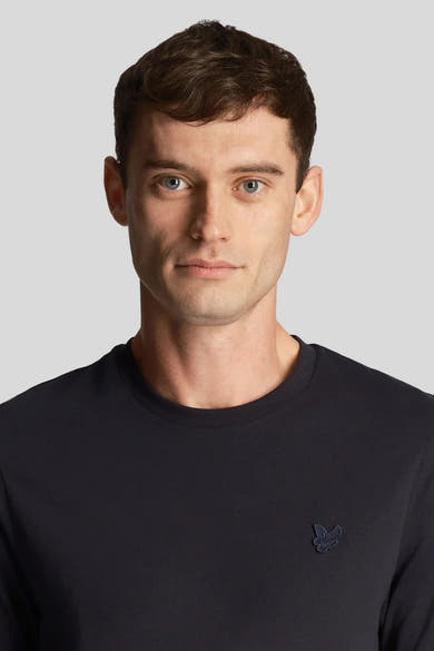 T-shirt bleu à manches courtes de LYLE & SCOTT, avec un petit logo brodé sur la poitrine.