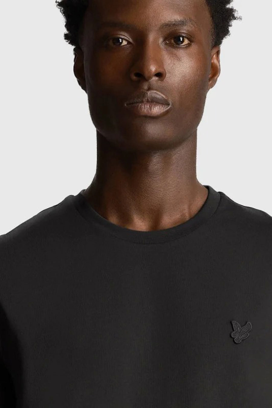 T-shirt noir de LYLE & SCOTT, avec un petit logo ton sur ton sur la poitrine.