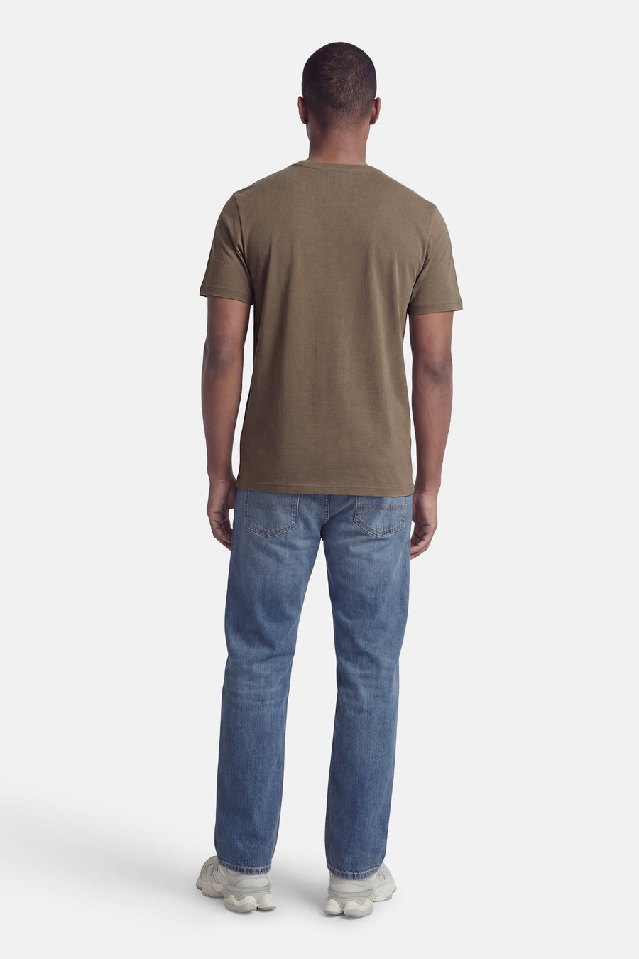 T-shirt kaki à manches courtes de LYLE & SCOTT, vu de dos, porté avec un jean bleu et des baskets blanches.