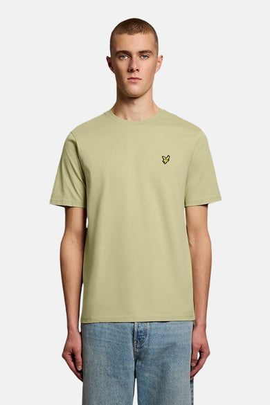 T-shirt à manches courtes vert de LYLE & SCOTT, porté avec un jean bleu décontracté.
