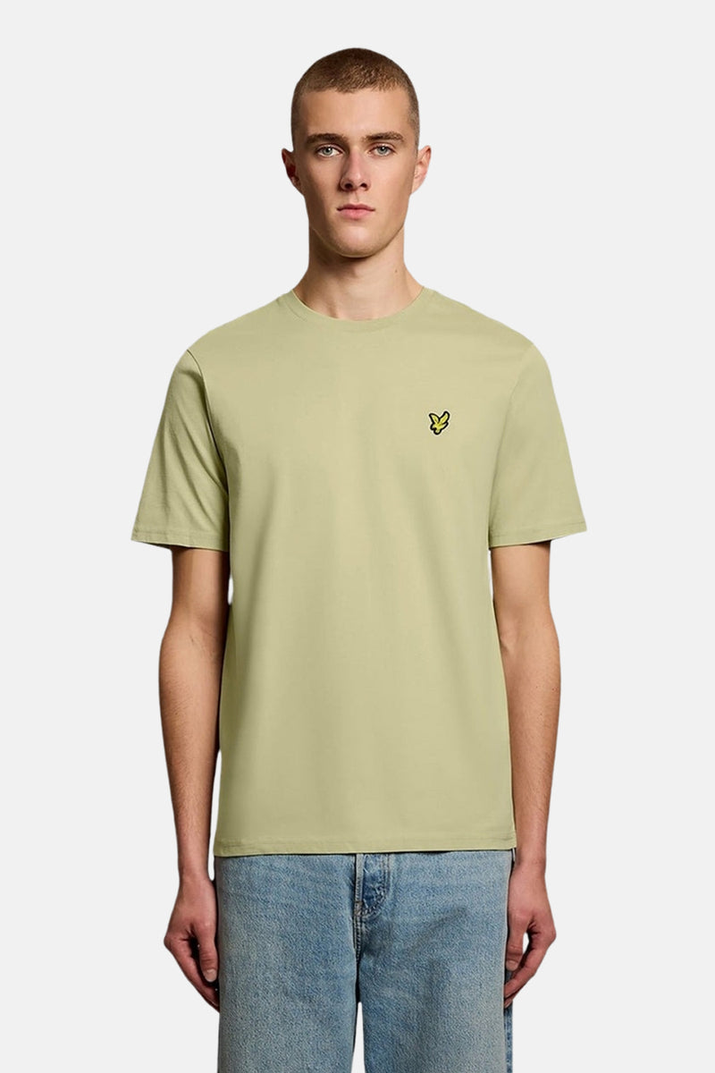 T-shirt à manches courtes vert de LYLE & SCOTT, porté avec un jean bleu décontracté.
