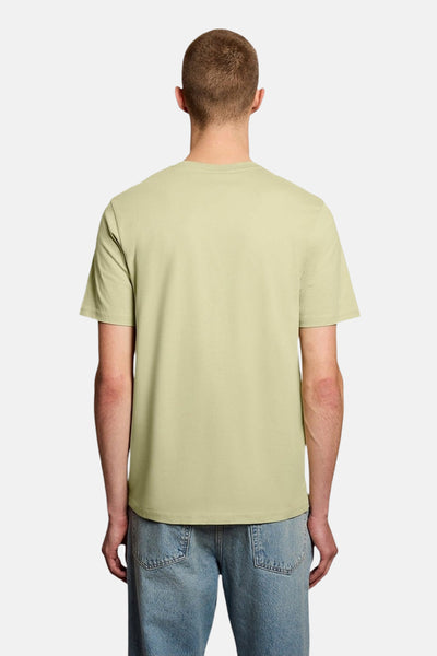 T-shirt à manches courtes vert, de LYLE & SCOTT, vu de dos, porté avec un jean.
