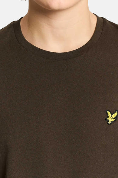 Close-up van een bruin T-shirt met ronde hals van LYLE & SCOTT met geborduurd geel adelaarslogo.