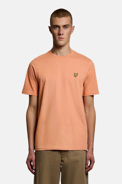 Effaalkleurig T-shirt van LYLE & SCOTT, achterkant, gedragen door een man met een kaki korte broek.