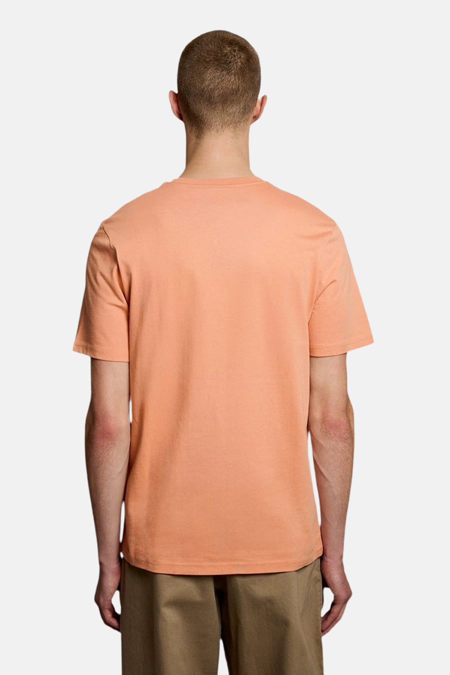 T-shirt orange uni de LYLE & SCOTT, vue de dos, porté par un homme avec un short kaki.