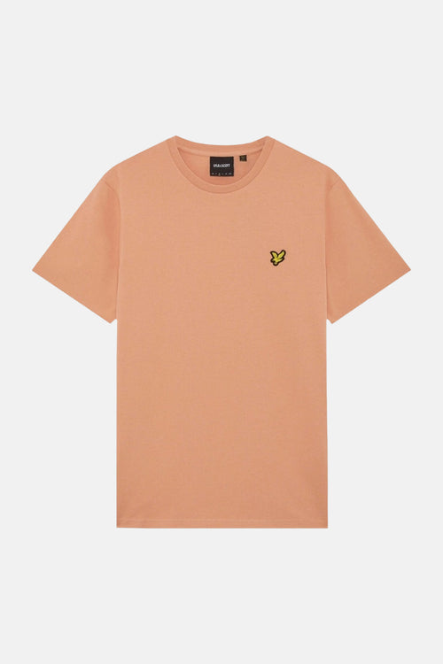 T-shirt orange de LYLE & SCOTT avec un logo d'aigle jaune brodé sur la poitrine gauche.