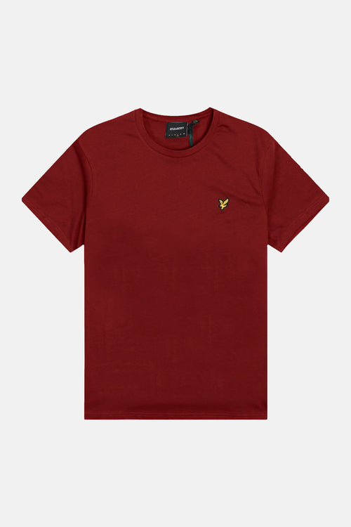 T-shirt rouge à manches courtes de LYLE & SCOTT avec un petit logo aigle jaune brodé sur la poitrine.