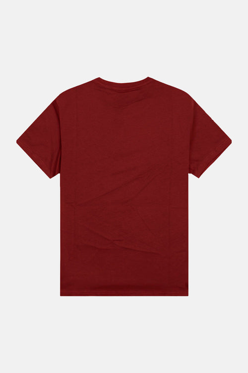 T-shirt rouge de LYLE & SCOTT à manches courtes, dos uni avec des plis naturels, posé à plat.
