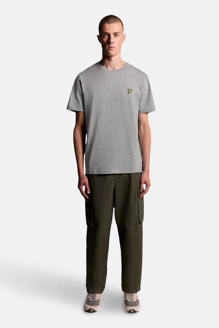 T-shirt à manches courtes gris de Lyle & Scott, porté avec un pantalon cargo vert olive et des baskets.