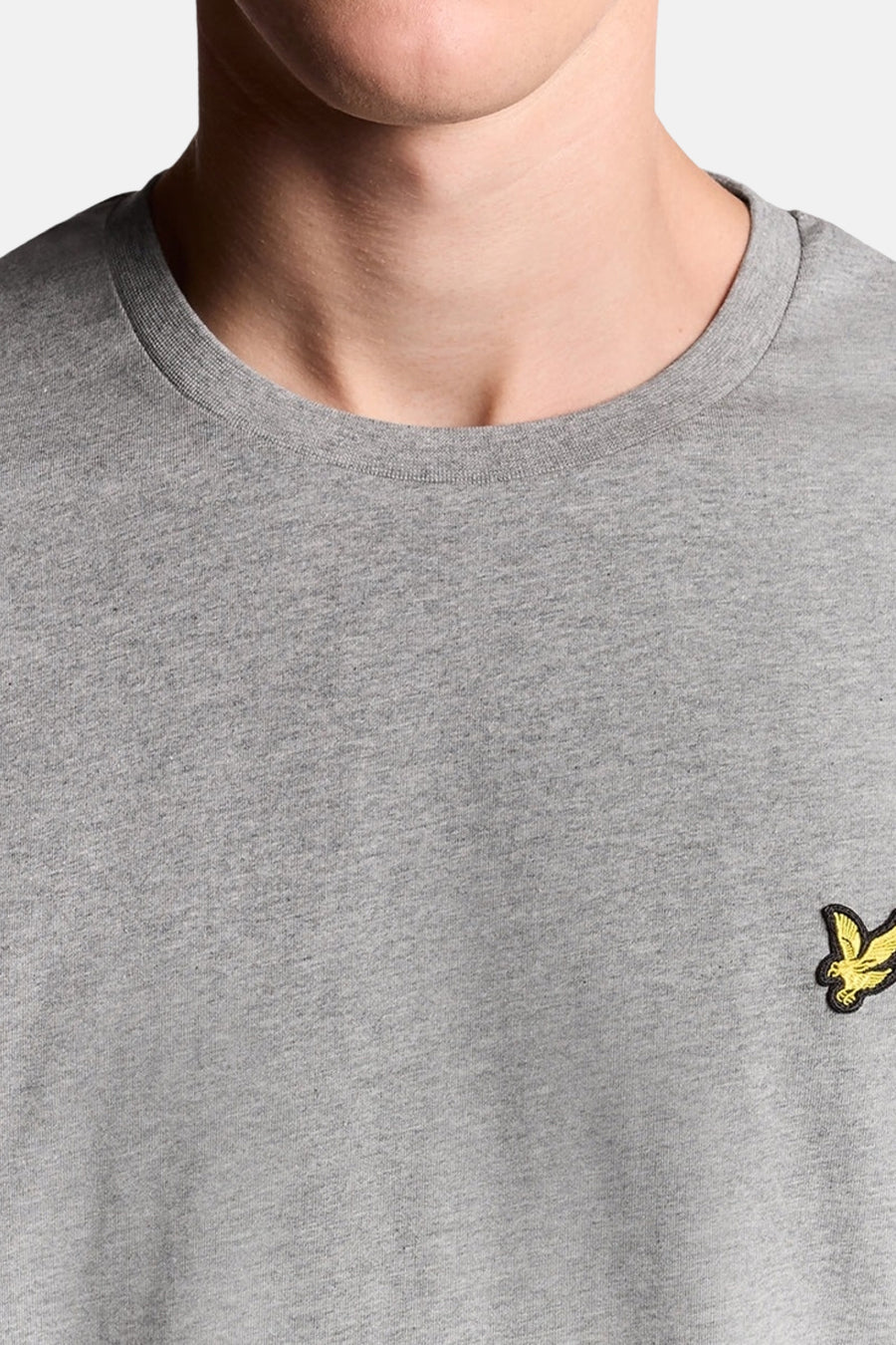 T-shirt gris à manches courtes de Lyle & Scott avec un logo brodé d'un aigle doré.