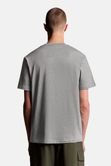 T-shirt à manches courtes gris de LYLE & SCOTT, vu de dos, porté avec un pantalon kaki.