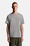 T-shirt gris à manches courtes de LYLE & SCOTT, avec un petit logo brodé sur la poitrine.
