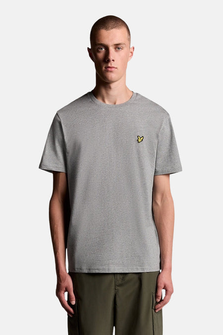 T-shirt gris à manches courtes de LYLE & SCOTT, avec un petit logo brodé sur la poitrine.