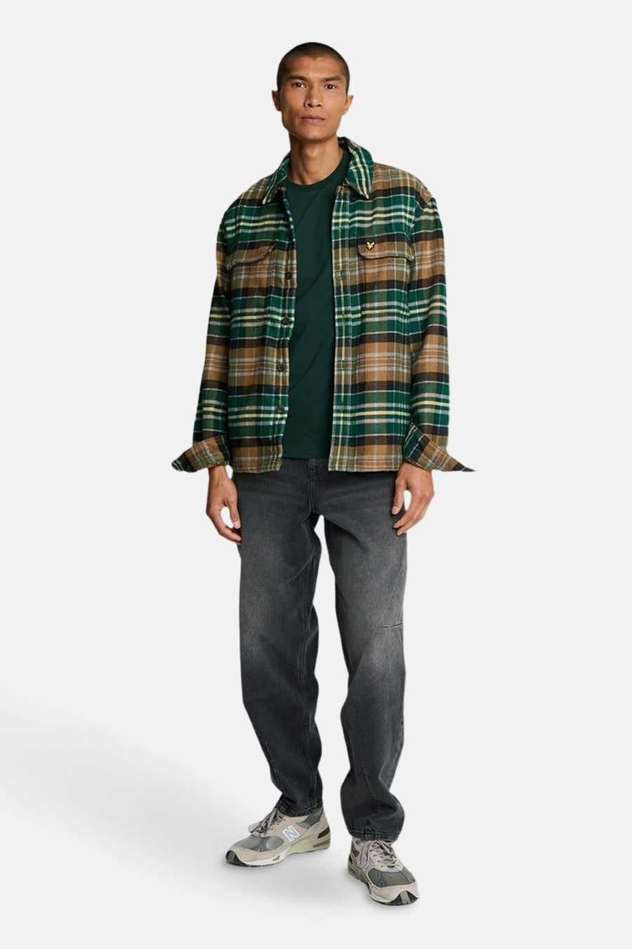 Groen T-shirt met korte mouwen van Lyle & Scott, gedragen met een open geruit overhemd.