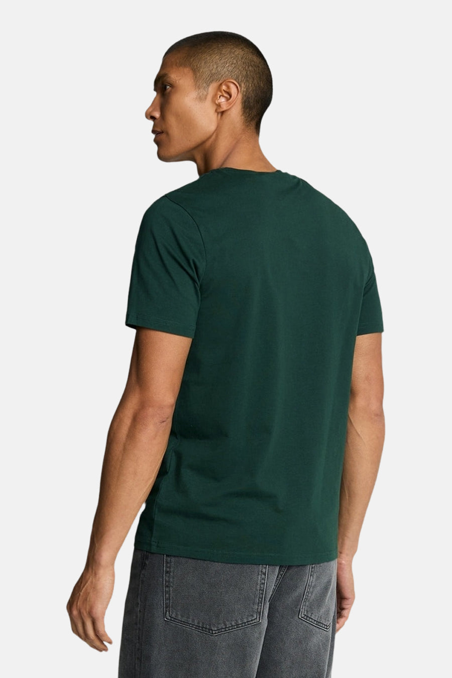 Groen T-shirt met korte mouwen van LYLE & SCOTT, van achteren gezien, gedragen met een grijze jeans.