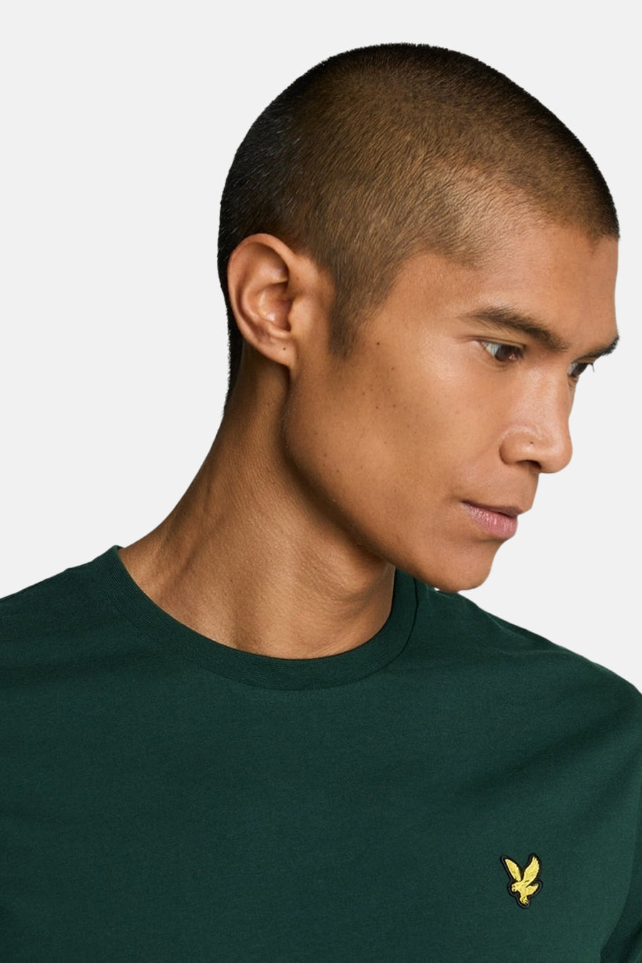 Groen T-shirt met korte mouwen van Lyle & Scott, met geborduurd logo op de borst.