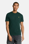 Groen T-shirt met korte mouwen van Lyle & Scott, gedragen met een lichtgrijze spijkerbroek.