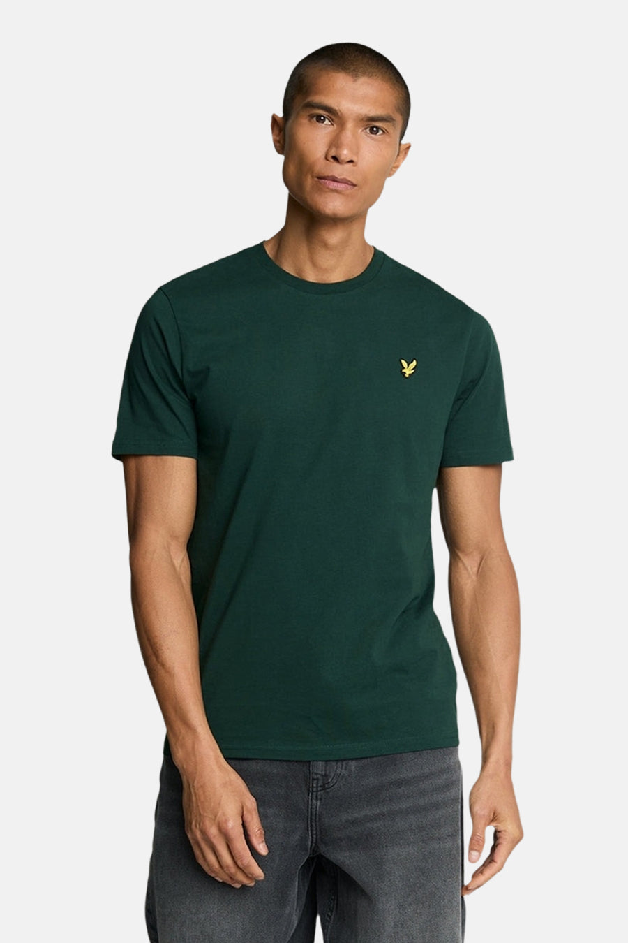 Groen T-shirt met korte mouwen van Lyle & Scott, gedragen met een lichtgrijze spijkerbroek.