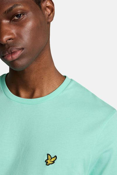 T-shirt turquoise à manches courtes de LYLE & SCOTT avec un logo brodé sur la poitrine.